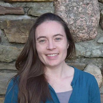 Iris Holmes's headshot